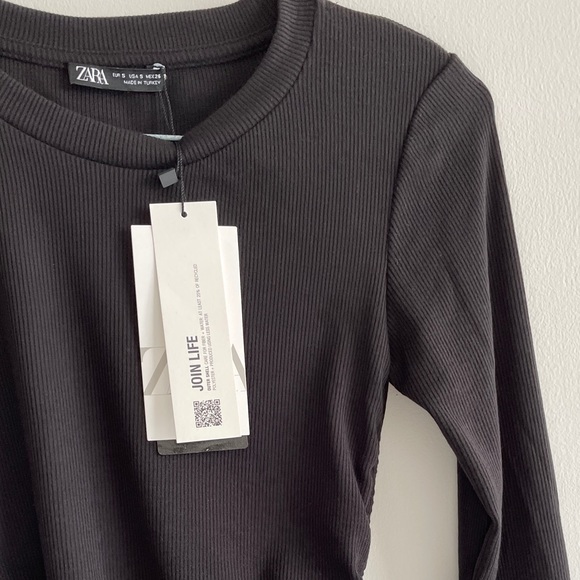 Spotted on Sophie: ZARA RIBBED TOP WITH GATHER DETAIL - Picture 13 of 13